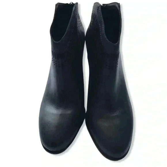 Vince Camuto Fetter Laser Cut Round Toe Black Pull On Distressed Bootie Size 8.5 - Picture 2 of 7